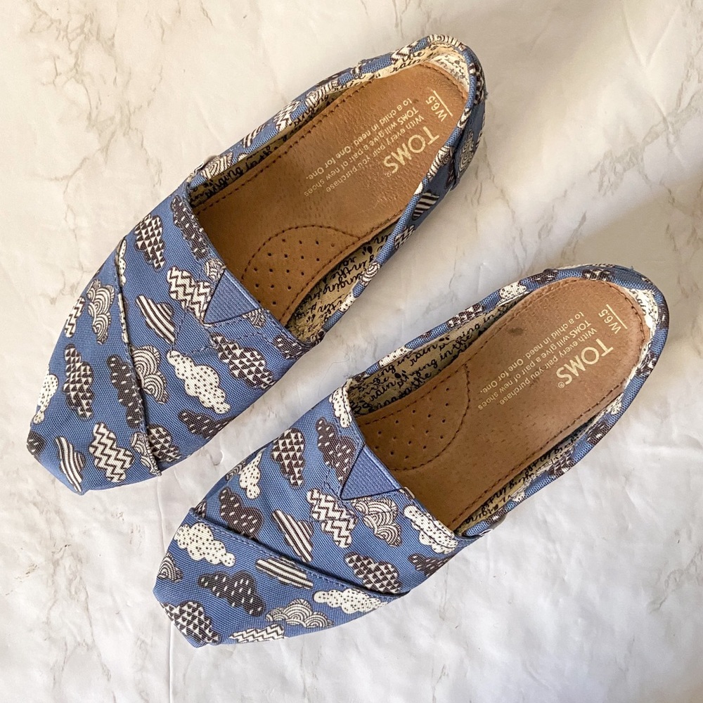 TOMS Canvas Classics “ Singing in the Rain” Blue Clouds Loafers